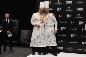 Team Italia, Coupe Pâtisserie: chef con medaglie d'argento. Divise Valrhona, cappelli da pasticciere.