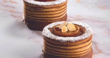 Delizia al caramello salato. Pasticceria artigianale con mandorle e zucchero a velo.