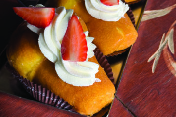 Babà napoletani con panna e fragole fresche. Ricetta dolce tradizionale, soffice e golosa.