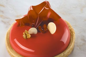 Dolce Moulin Rouge Corman: torta con glassa rossa, decorazioni e pasta frolla. Ispirazione pastry chef.
