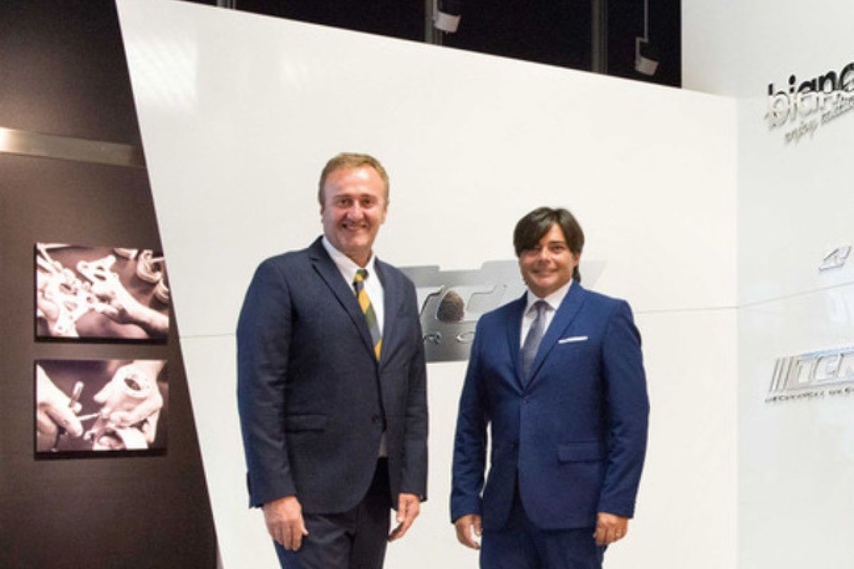 Due uomini in giacca e cravatta. Galup e Golosi di Salute insieme.