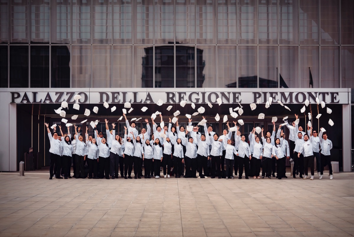 Cerimonia IFSE Torino: studenti di cucina italiana lanciano i cappelli. Corso alta formazione.