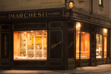 Vetrina illuminata Pasticceria Marchesi 1824. Celebrazione 200 anni di storia e tradizione dolciaria.