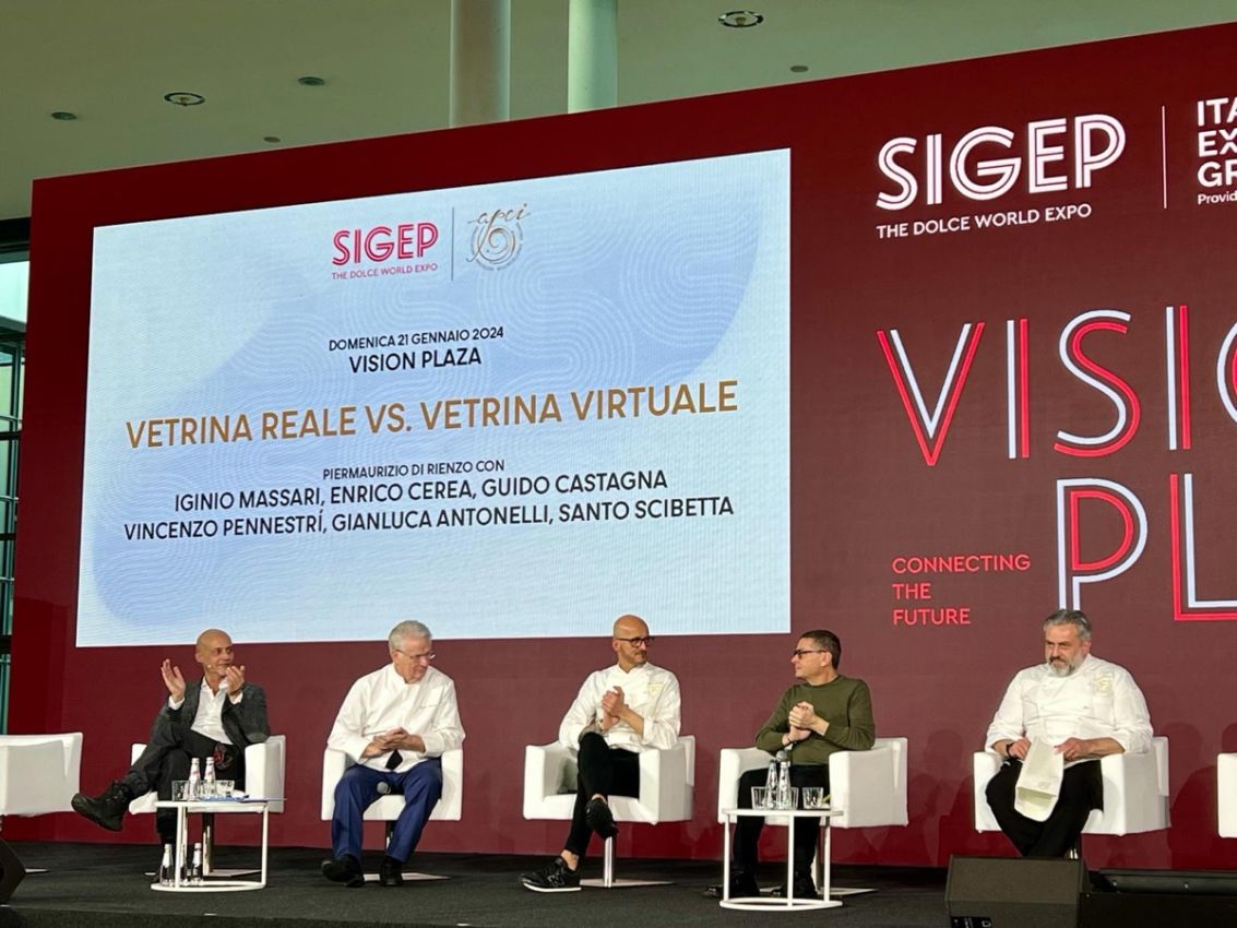 Panel di esperti a Sigep 2024 discutono di vetrina reale vs virtuale. Iginio Massari e altri relatori. #Sigep2024 #VetrinaReale #VetrinaVirtuale