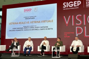 Panel di esperti a Sigep 2024 discutono di vetrina reale vs virtuale. Iginio Massari e altri relatori. #Sigep2024 #VetrinaReale #VetrinaVirtuale