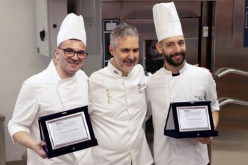 Team Italia vincitore Coupe Europe Pâtisserie 2024. Pasticceri con trofeo.