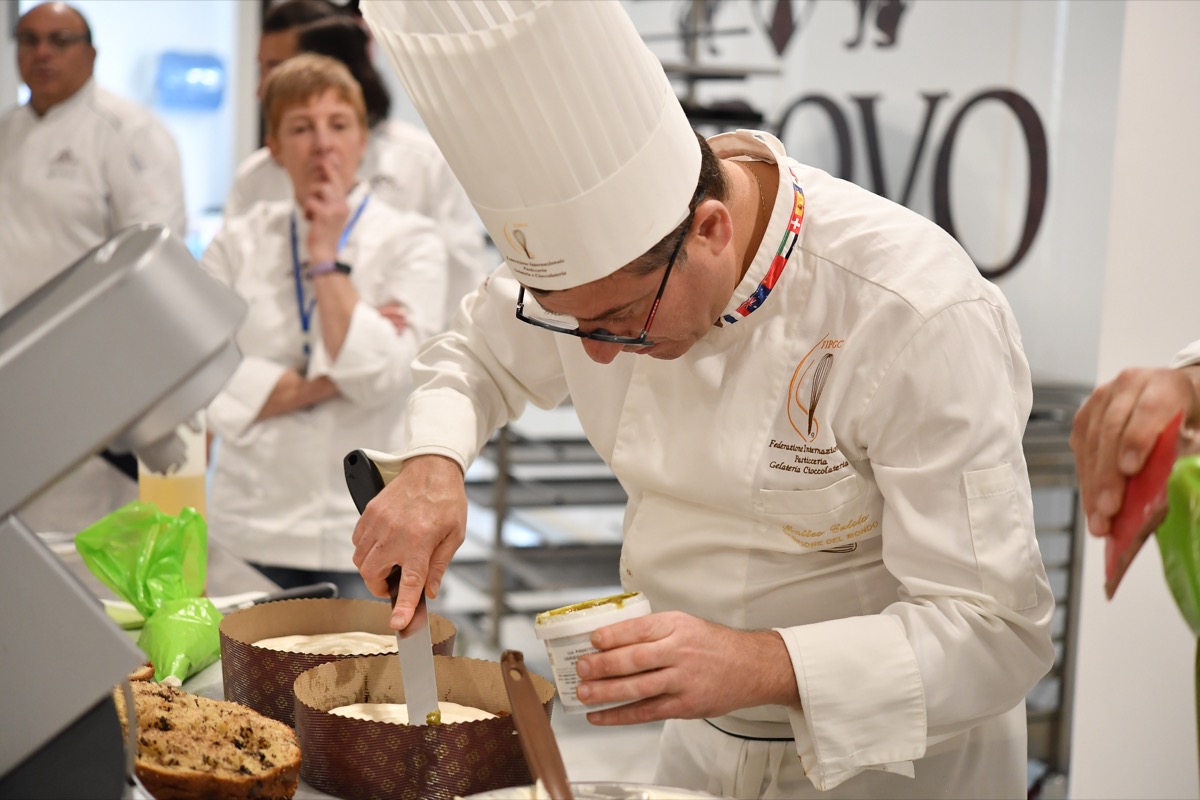 Campionato Nazionale Pasticceria: chef decora panettone artigianale. FIPGC, gelateria, cioccolateria.