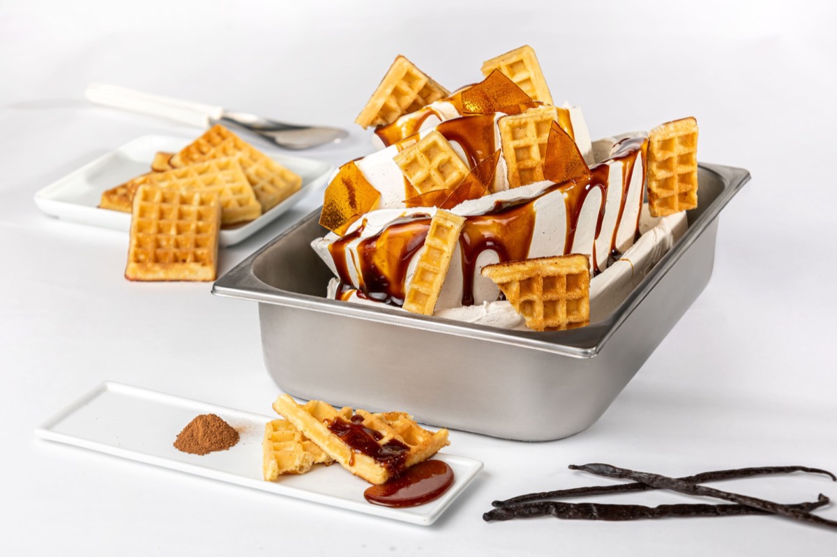 Gelato Day: Gaufre de Liège con gelato artigianale e salsa mou. Dolce goloso per la festa del gelato!