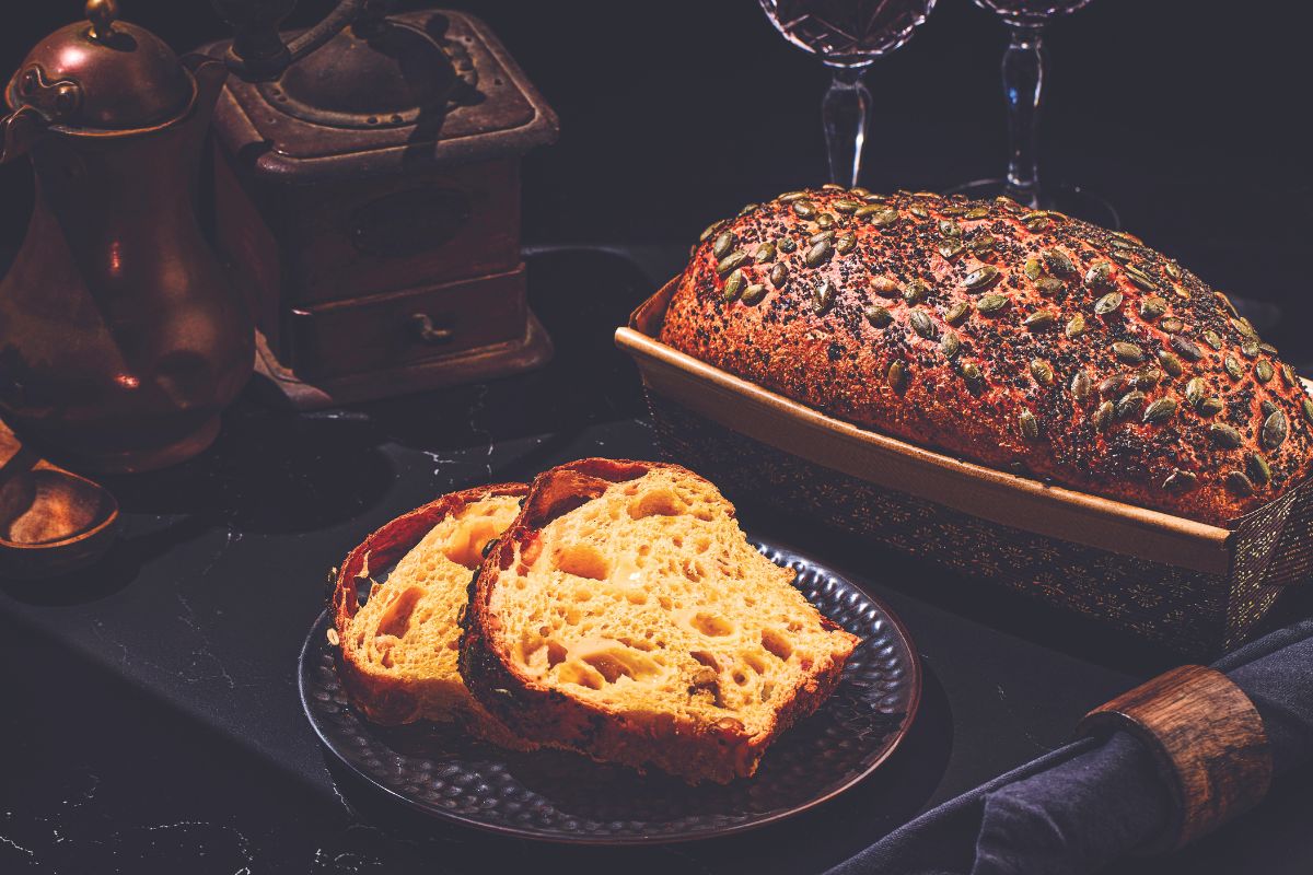 Lievitato salato artigianale con semi. Pane takeaway con fette su piatto.