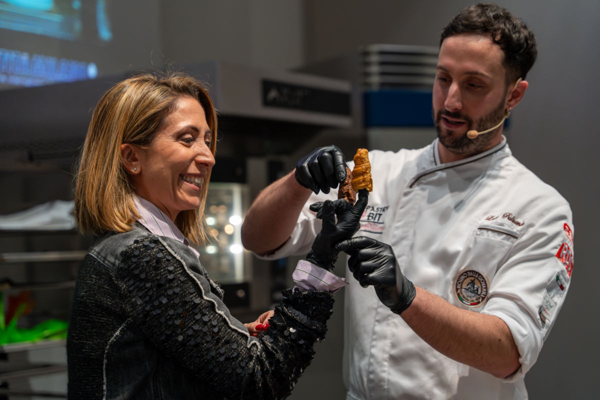 Luca Rubicondo presenta cannoncini a Identità Milano per Molino Dallagiovanna. Chef e food.