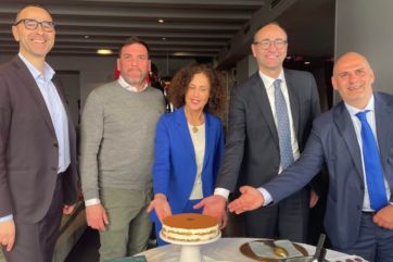 Celebrazione del Tiramisù di Treviso PAT. Persone attorno a un tiramisù, dolce tradizionale.