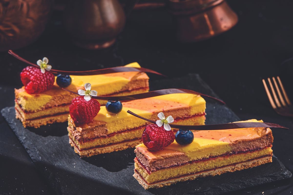 Trancetto yogurt e lampone senza glutine. Dessert con lamponi e mirtilli.