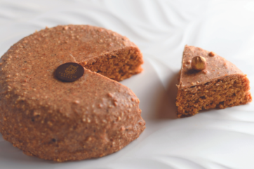 Torta nocciolosa senza farina e latticini. Deliziosa torta di nocciole.