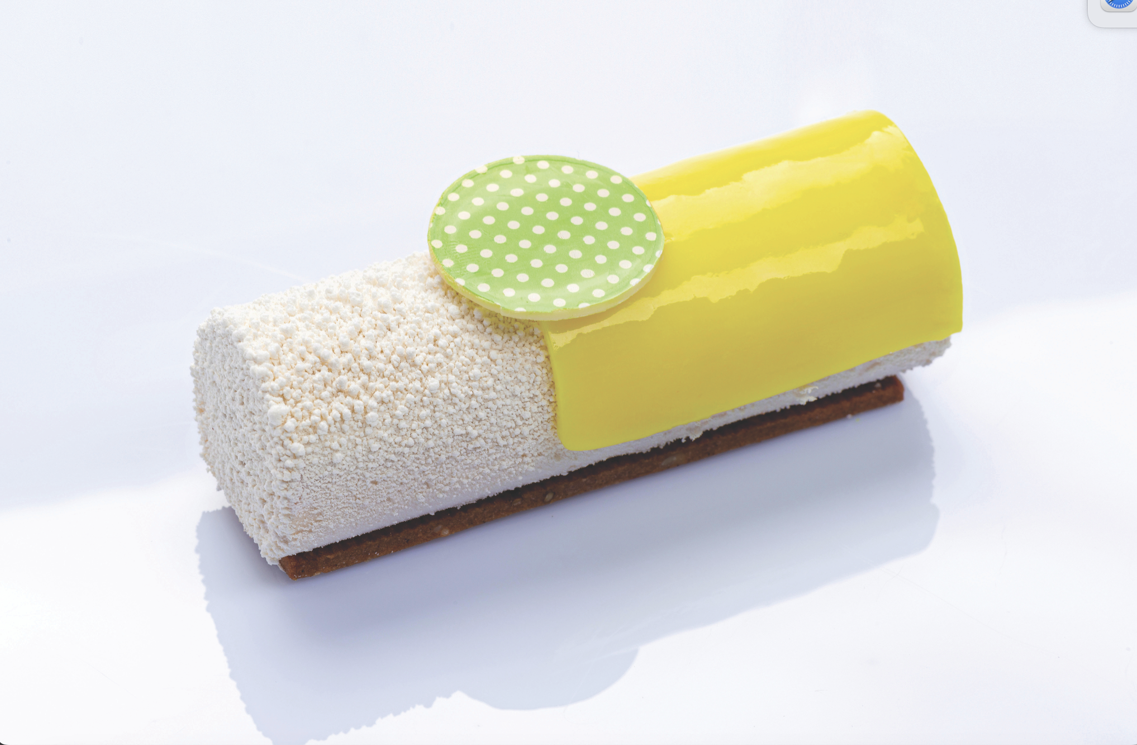 Dessert moderno yuzu, arachidi salati e caramello. Pasticceria raffinata.