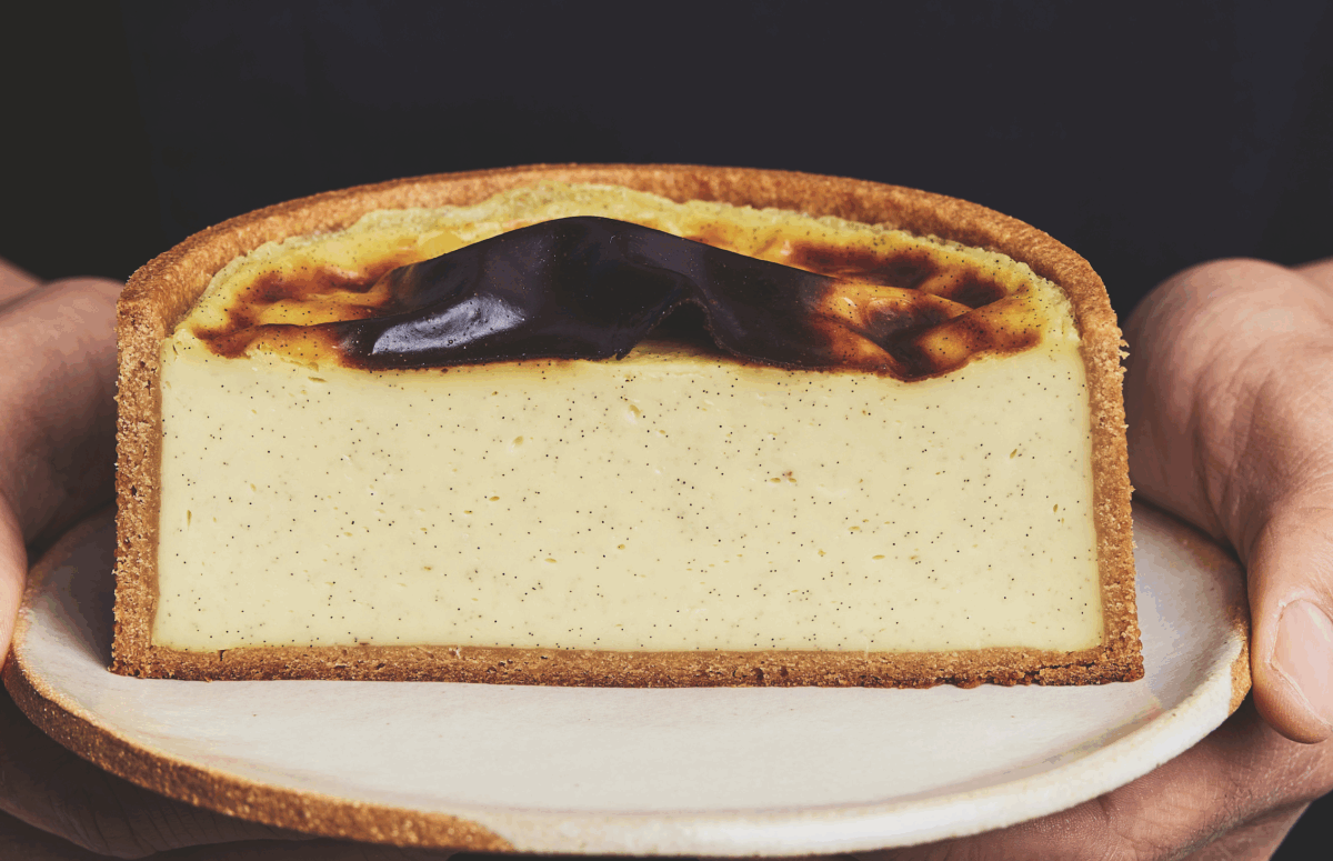 Sezione di flan alla vaniglia. Cremoso dessert con base croccante.