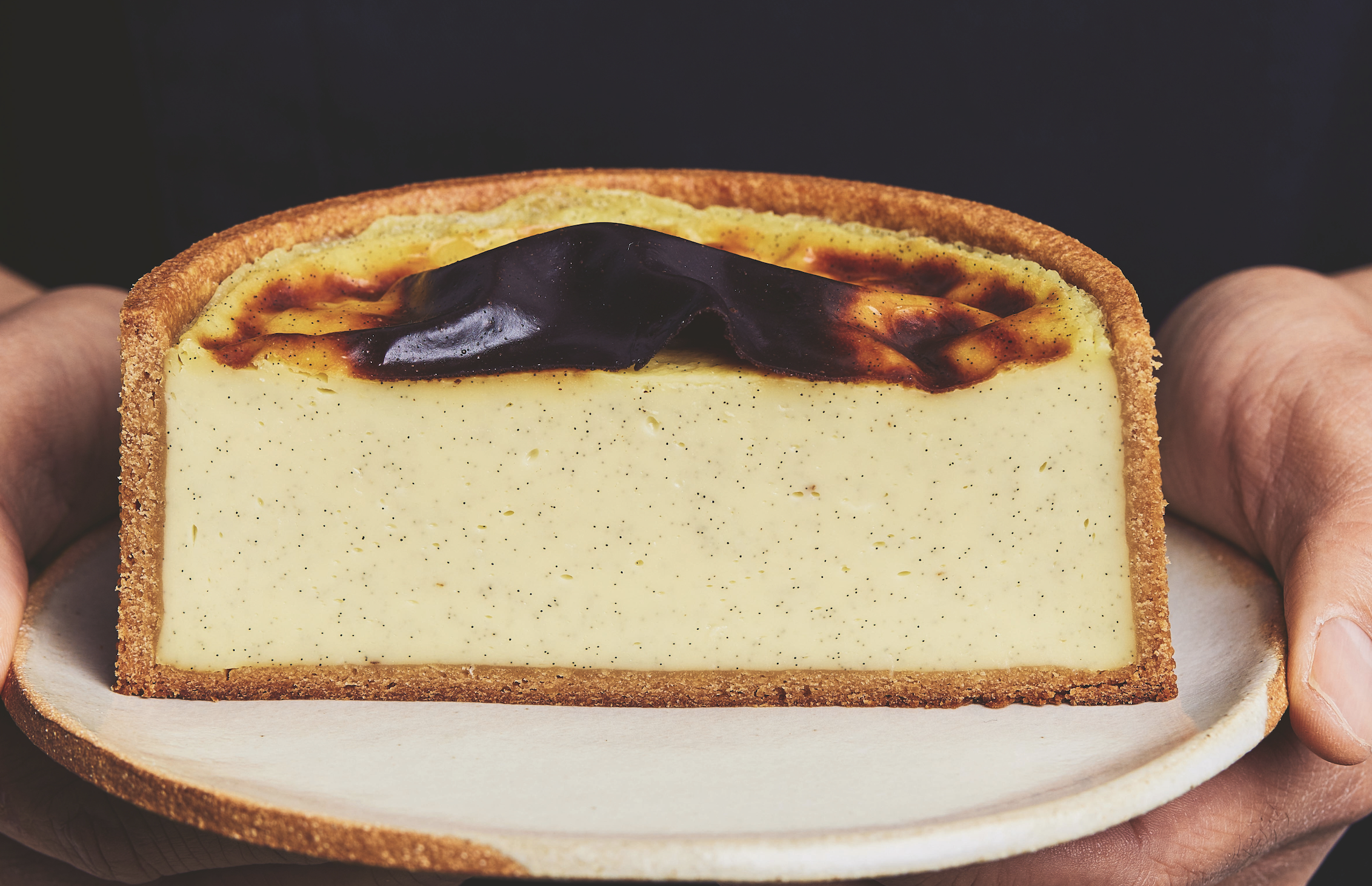 Sezione di flan alla vaniglia. Cremoso dessert con base croccante.