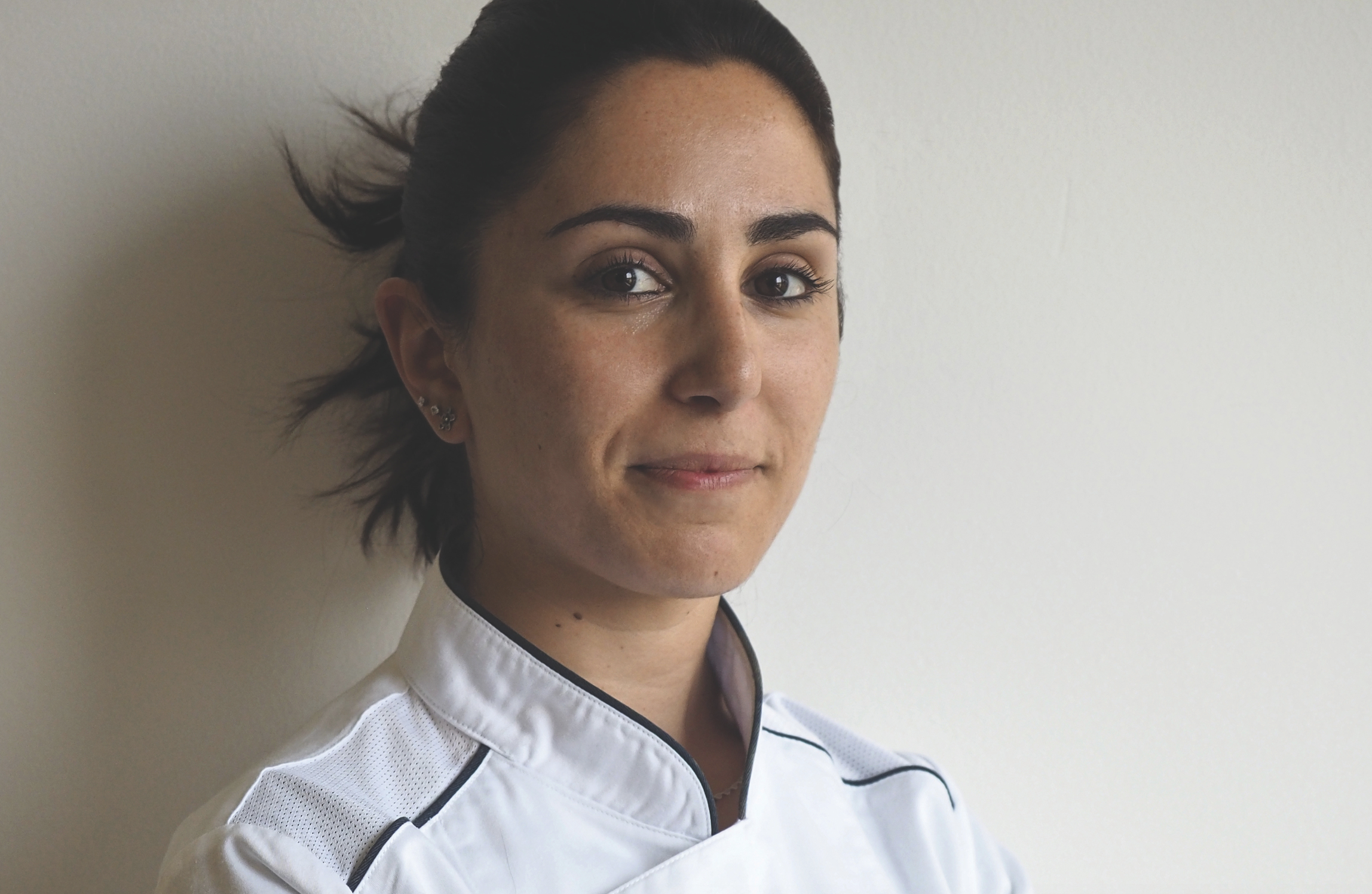 Alice Fumagalli, chef. Ritratto di chef donna in divisa da cucina. Poker d'assi con Alice Fumagalli.