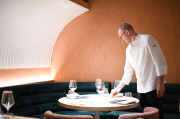 Massimiliano Prete al lavoro nel suo ristorante. Chef, mise en place, sala arredata con gusto.