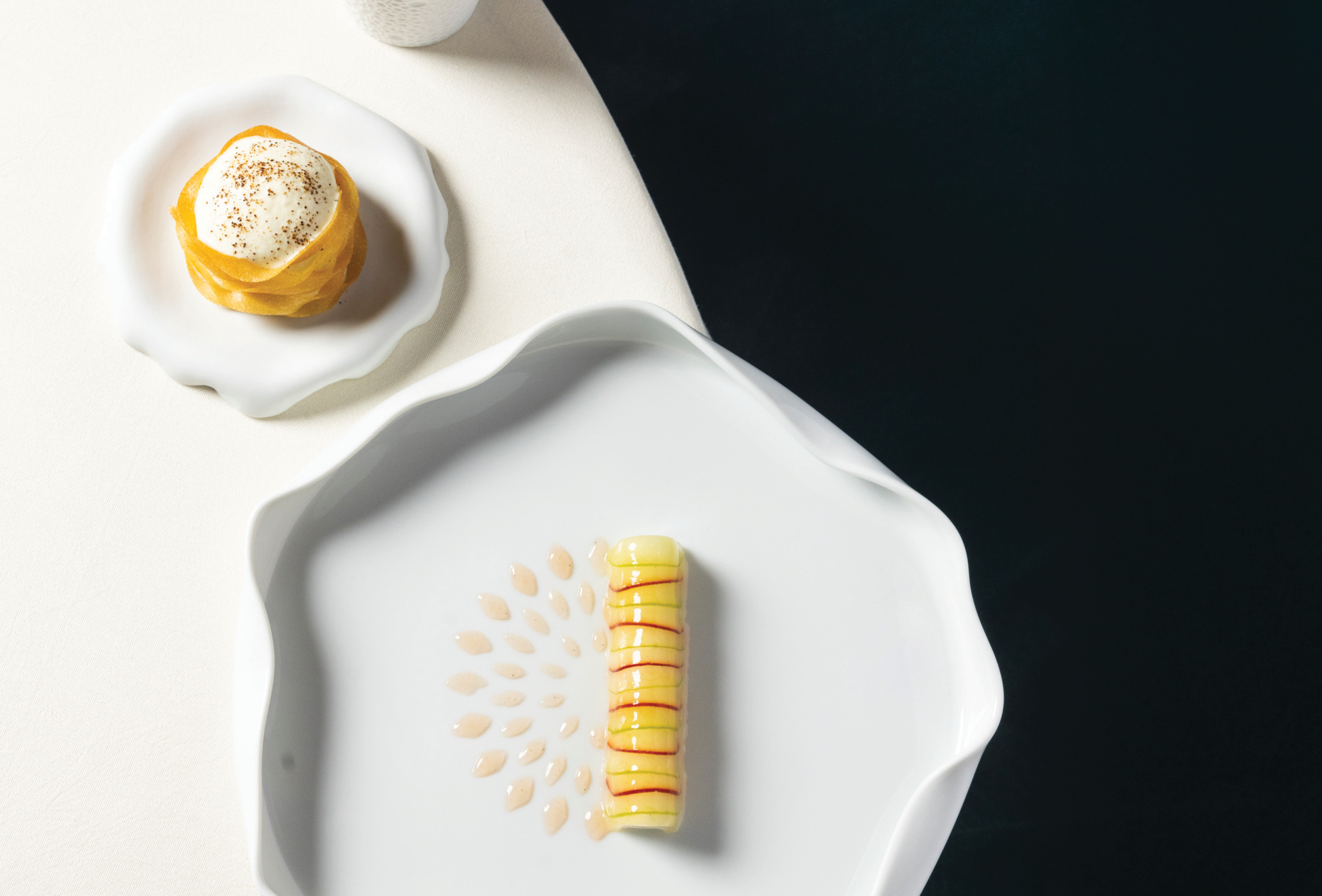 Mela con mousse, spuma vaniglia e sorbetto. Dessert gourmet, cucina creativa.