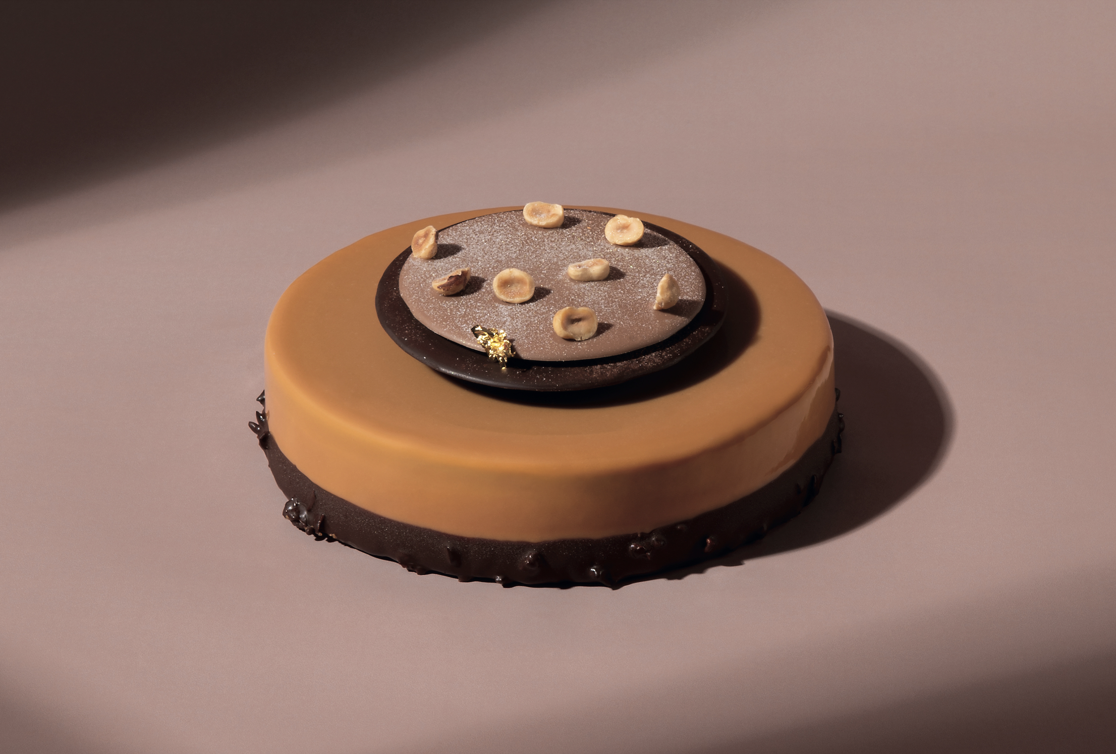 Torta Onicciola artigianale. Dolce con glassa caramello e nocciole tostate. Pasticceria raffinata.