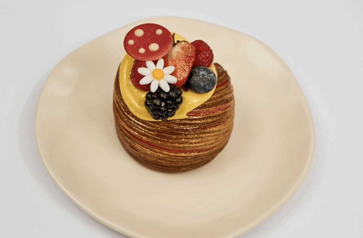 Cestino di frutta vegano. Pasticceria con crema, fragole, mirtilli, more e decorazioni. Dessert vegano.