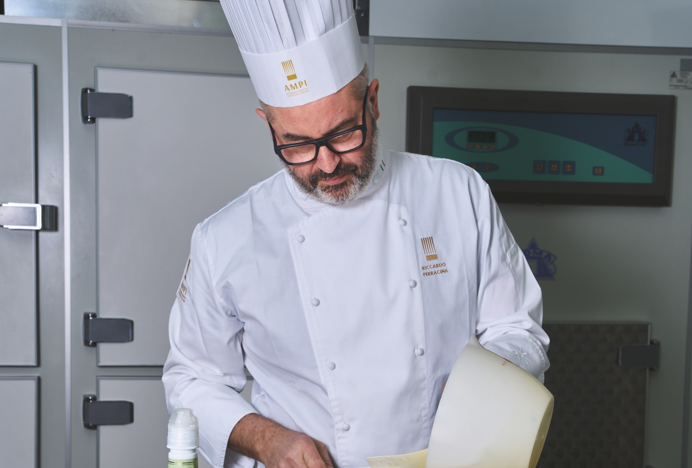 Chef Ferracina al lavoro. Pasticceria artigianale, metodo e visione contemporanea.