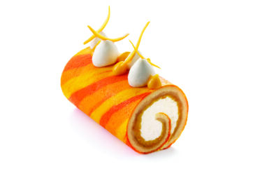Rotolo svizzero Valencia. Dolce farcito con panna e decorato con scorze d'arancia.