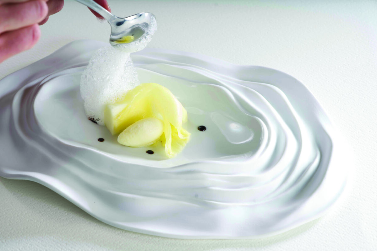 Dessert ananas di Giuseppe Amato. Ricetta con ananas, spuma e cucchiaio. Foto food styling.