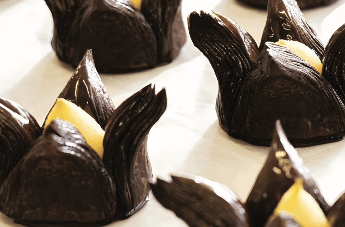 Dolci origami di pera e cioccolato. Dessert artigianali, pasticceria creativa.