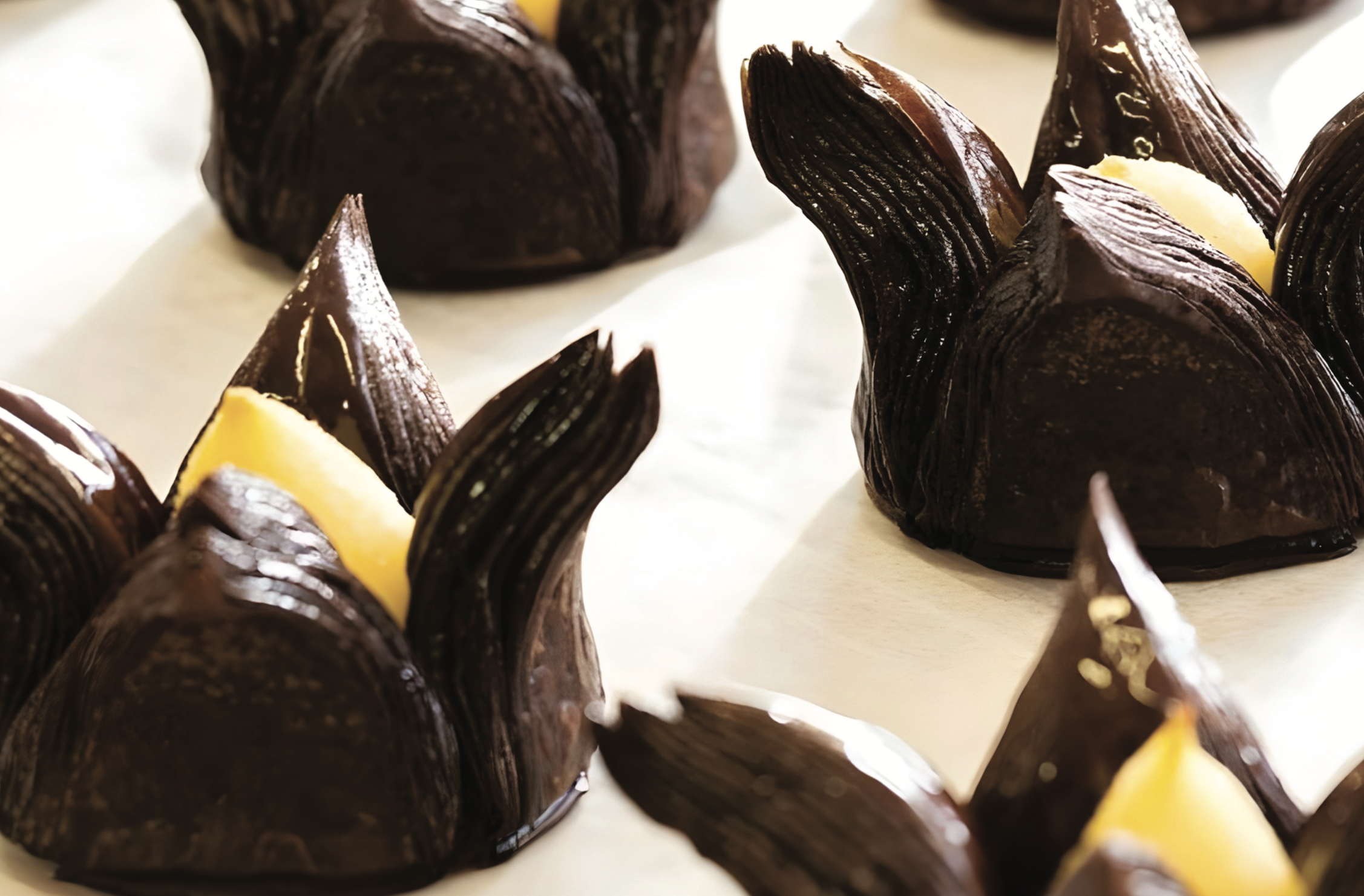 Dolci origami di pera e cioccolato. Dessert artigianali, pasticceria creativa.