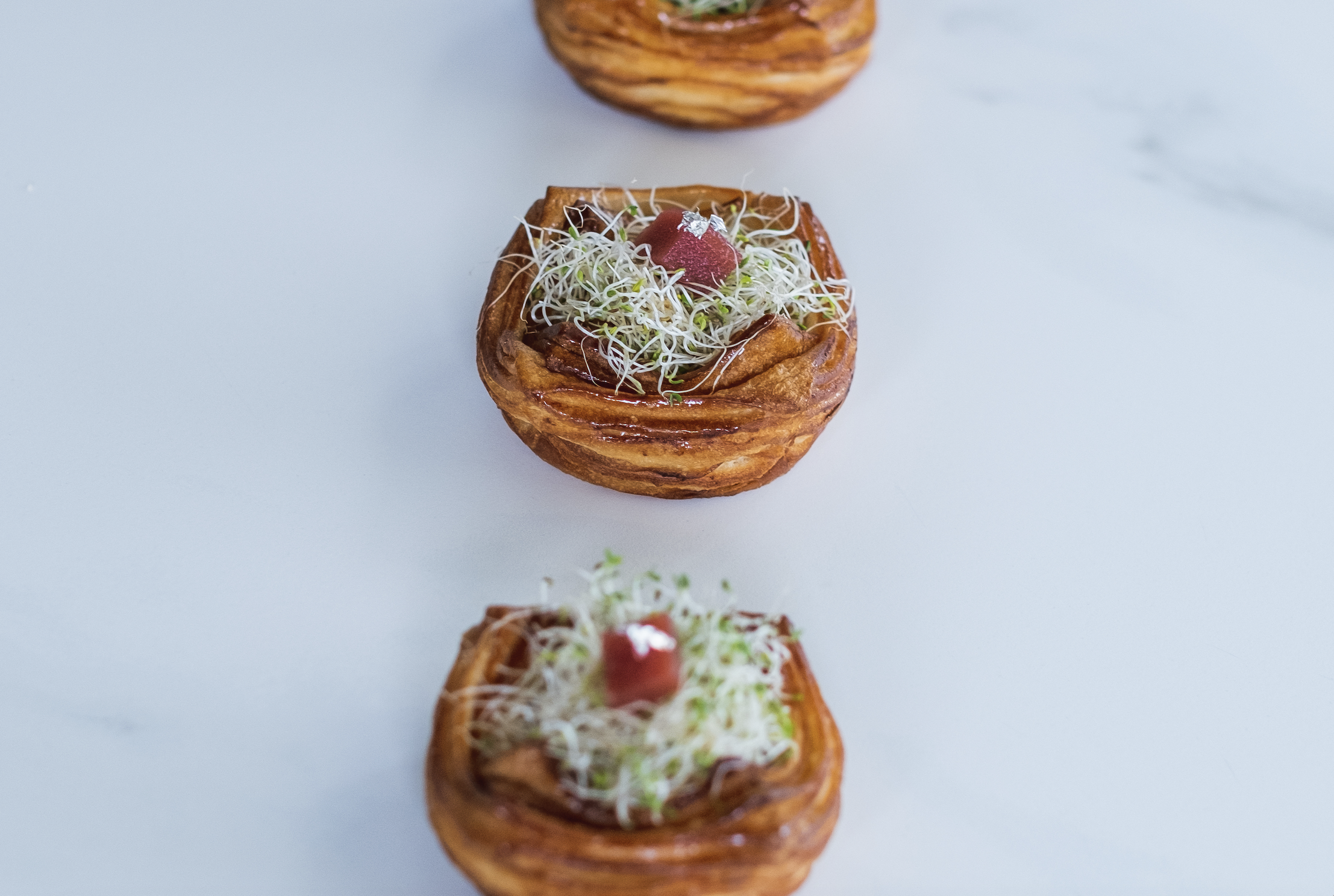 Nido Astur: Sfogliato ripieno al formaggio con germogli. Delizia culinaria.
