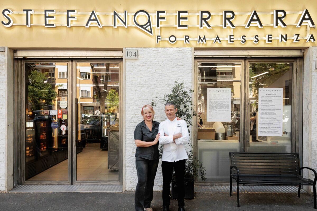 Stefano Ferrara davanti alla sua gelateria artigianale FormaEssenza, eccellenza del dessert contemporaneo a Roma.